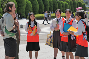 Youth volunteers during guiding activities_1