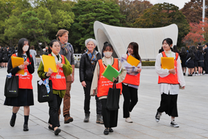 Youth volunteers during guiding activities_2