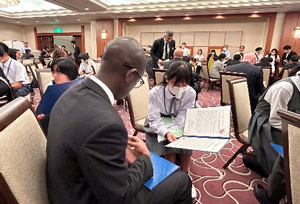 The students sent peace messages in English to the ambassador to Japan and others.