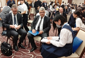 The students introduced themselves and conversed in English with the ambassador to Japan and others.