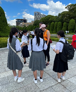 Communicating the peace message to people overseas, and asking questions in English about the purpose of their visit to Hiroshima