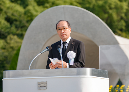 Mayor Matsui reading out the Peace Declaration