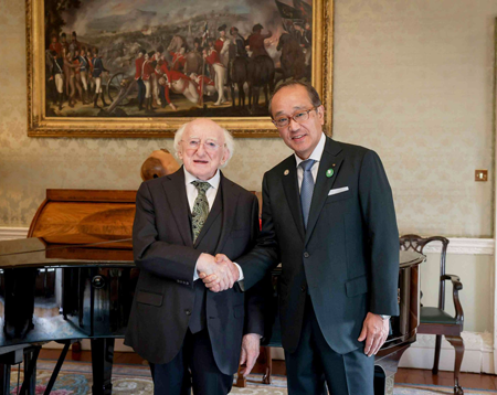 Mayor Matsui shaking hands with President Higgins