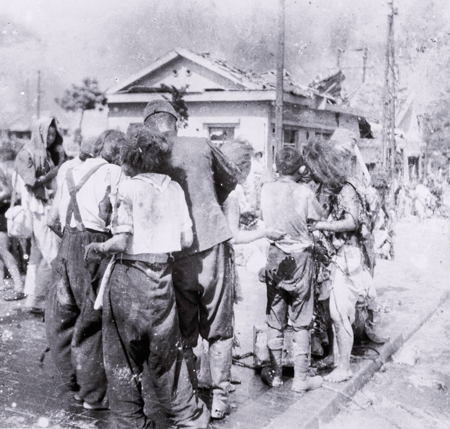 Hibakusha at the west end of Miyuki-bashi Bridge / Photo: Yoshito Matsushige