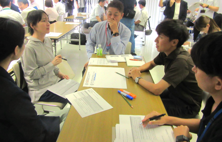 Group discussions among teachers from the Kanto region and Hiroshima