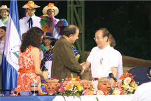 ルーベン・ダリオ文化独立勲章授与式でのオルテガ大統領と秋葉市長