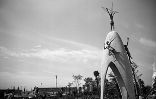 昭和33年（1958年）「原爆の子の像」の除幕式