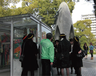 ヒロシマ ピース ボランティアから、平和記念公園内の解説案内を受ける研修会参加者