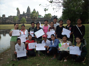 アンコールワットで写生大会をする鍵山さん（左端）