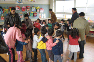 幼稚園を訪問して園児と交流