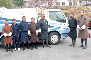 寄贈した車両とティンプー市職員の皆さん