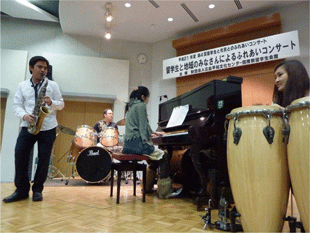 フィリピン人留学生のドラムとサックスの熱演