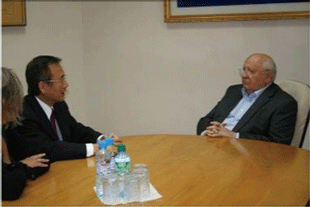 ゴルバチョフ元大統領（右端）との面会