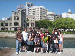 セントラルコネティカット州立大学一行（平和記念公園を見学）