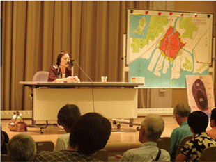 熱心に体験を語る被爆体験証言者