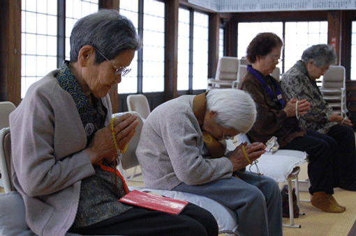 淨行寺（広島市安佐南区川内）で祈る女性たち（平成22年5月6日）