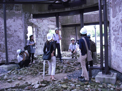 原爆ドーム内部を見学する研修参加者