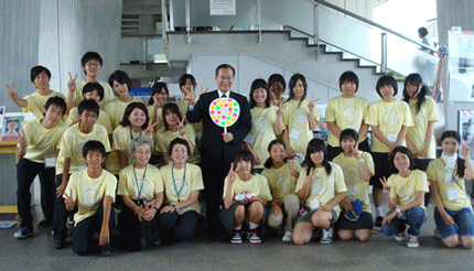 ポスター展には秋葉市長（中央）も激励に訪れました