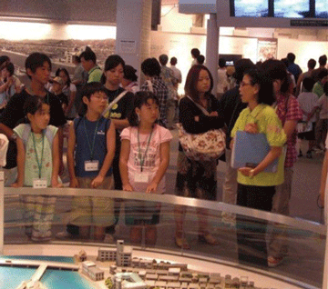 資料館での展示解説に耳を傾ける参加者