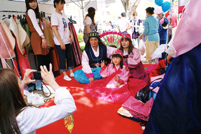 韓服を着て記念撮影