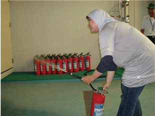 実際に消火器の噴射を体験する留学生