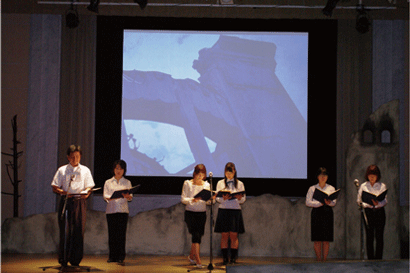 「ヒロシマを朗読する―しまってはいけない記憶―」で朗読する音読の会（メンバーと広島女学院高等学校の生徒たち）