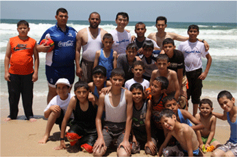 パレスチナの子どもたちと（「地球のステージ」より）