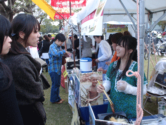 国際会議場南側の平和大通り緑地帯では世界の料理の屋台が出店されます。