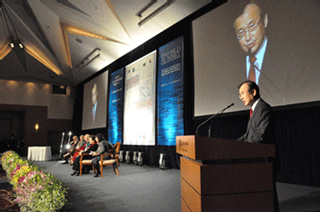 開会セッションで歓迎の挨拶を行う秋葉広島市長