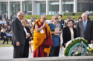 原爆死没者慰霊碑を参拝する個人受賞者たち