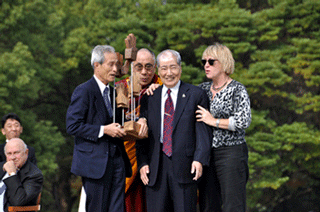 日本原水爆被害者団体協議会への平和サミット特別賞授与