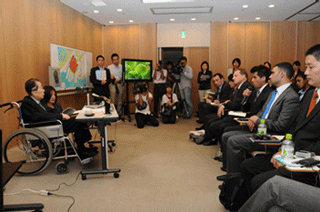 被爆証言に耳を傾けるフェローズ