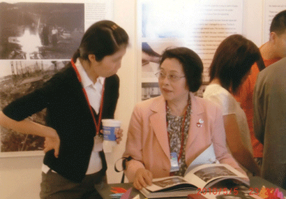 昨年5月、ニューヨークの国連本部内で開かれた原爆展で証言活動を行う森田さん（左から2番目）