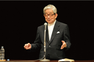 講演される大江健三郎先生