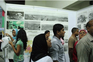 原爆展でポスターに見入る人達