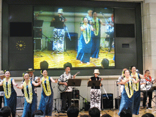 ハワイアンバンドとフラのステージ