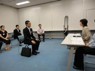 マナー研修を受ける留学生たち