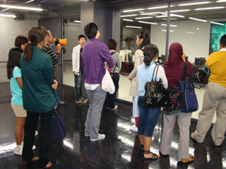 熱心に説明を聞く留学生たち