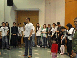 クロージングセレモニーで話をする留学生