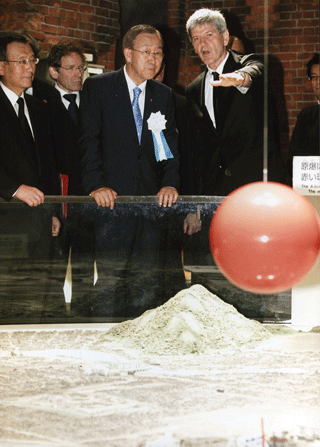 スティーブン・リーパー本財団理事長（前列右）の案内で、広島平和記念資料館を視察する潘基文国連事務総長（前列中央）（平成22年8月6日）