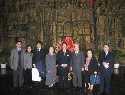 平縮会職員の案内で、中国人民抗日戦争記念館内の慰霊碑に参拝した訪中団