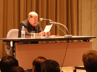 講演される長田五郎氏