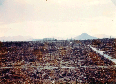 山口町付近（現在の銀山町・胡町・幟町付近）の建物の屋上から南を望む。目をさえぎるものは何もなく、広島湾に浮かぶ似島（広島市から海上4000m）が見えた。（撮影／米軍）