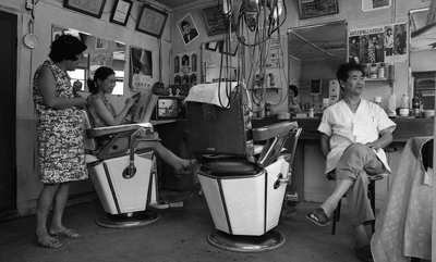 畠中さん親子はいつも一緒。百合子さんは、両親が営む理髪店で一日を過ごしていました。1973年（昭和48年）7月撮影／重田雅彦氏