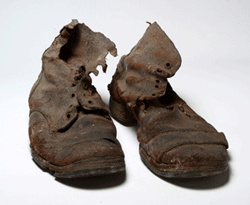 崇徳中学校二年生だった横田敏行さんの革靴（寄贈　横田靖子氏）