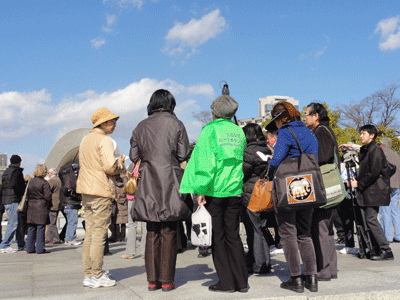 ヒロシマ ピース ボランティアから、平和記念公園内の解説案内を受ける研修会参加者