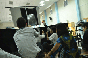 人形劇を上演する隊員