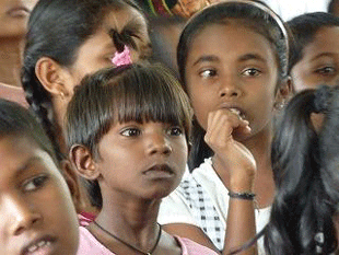 人形劇に見入る子供たち