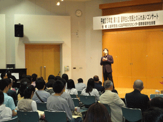 テノールの歌声で観客を魅了