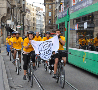 IPPNWの医学生による核兵器廃絶の自転車ツアー（2010年、スイスのバーゼルにて）。来年のIPPNW世界大会（8月、広島）では長崎から広島に向けてツアーの予定。